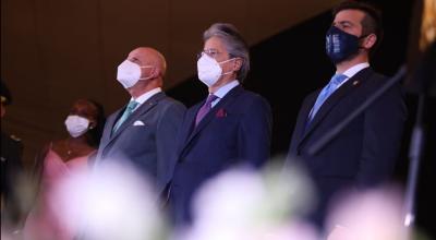 El vicepresidente Alfredo Borrero, junto al mandatario Guillermo Lasso y el gobernador del Guayas, Pablo Arosemena, en una ceremonia oficial en Guayaquil, el 8 de octubre de 2021. 