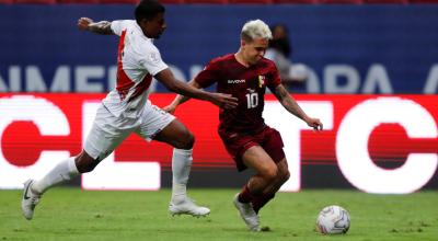 Yeferson Soteldo, de Venezuela, disputa un balón con Miguel Araújo de Perú, el 27 de junio de 2021, en un partido del grupo B de la Copa América, en el estadio Mané Garrincha en Brasilia.