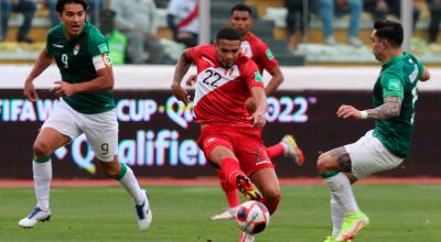 Alexander Callens, de Perú, pelea la pelota con Marcelo Moreno Martins, de Bolivia, en La Paz, el 10 de octubre de 2021. 