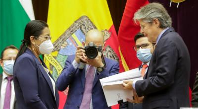 El presidente Guillermo Lasso entrega a la presidenta de la Asamblea, Guadalupe Llori, su proyecto de Ley de Creación de Oportunidades, el 24 de septeimbre de 2021.