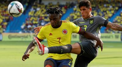 Duván Zapata de Colombia disputa el balón con Piero Hincapié de Ecuador, el jueves 14 de octubre de 2021, durante un partido por las Eliminatorias sudamericanas al Mundial de Catar 2022, en el estadio Metropolitano en Barranquilla.