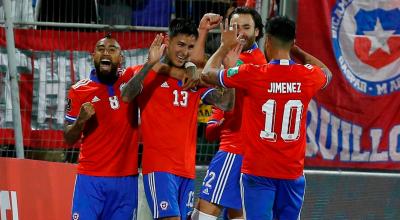 Los jugadores de Chile celebran la victoria ante Venezuela, en el Estadio San Carlos de Apoquindo, en Santiago, el 14 de octubre de 2021. 