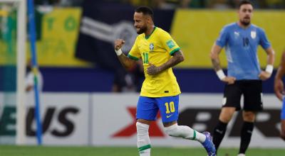 Neymar festeja un gol ante Uruguay por Eliminatorias, en Manaos, el 14 de octubre de 2021.