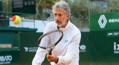 Raúl Viver golpea una pelota tenis en una de las canchas del Club Tungurahua, en Ambato, en septiembre de 2021.