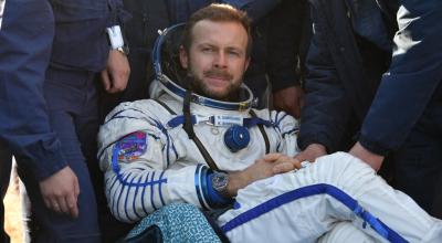 El director Klim Shipenko después del aterrizaje de la cápsula espacial rusa Soyuz MS-18 en un área remota al sureste de Zhezkazgan en la región de Karaganda de Kazajstán, el 17 de octubre de 2021.