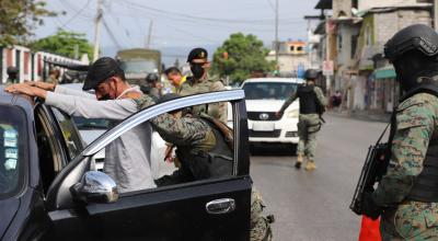 Militares realizan operativos de control de armas, el 19 de octubre de 2021, en Guayaquil, después del decreto de estado de excepción.