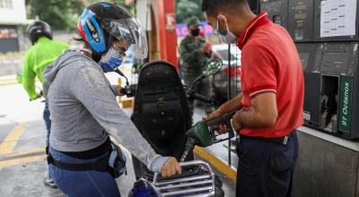 Una persona carga con gasolina a su moto en una estación de servicio de Caracas, Venezuela, el 7 de junio de 2020.