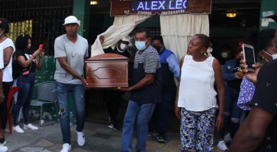 Familiares de Álex Quiñónez cargan los restos del atleta, el sábado 23 de octubre de 2021.