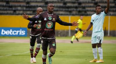 Miguel Murillo, de Mushuc Runa, en el partido ante Universidad Católica, en el Estadio Atahualpa, en Quito, el 23 de octubre de 2021. 