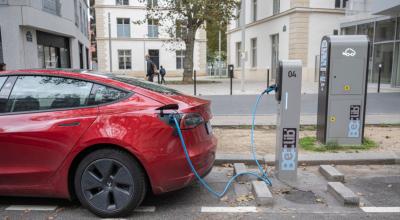 Un carro eléctrico cargando y conectado a una estación de carga en París, 22 de octubre de 2021.