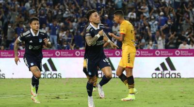 Joao Rojas, de Emelec, festeja uno de sus goles ante Barcelona, en el estadio Capwell, el 24 de octubre de 2021.