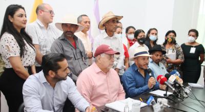 El ministro de Agricultura, Pedro Álava, y el presidente del Movimiento Nacional Campesino, Richard Intriago, en una reunión el 25 de octubre de 2021.