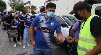 Hinchas de Emelec entrando al Estadio Capwell, en Guayaquil, el 24 de octubre de 2021. 