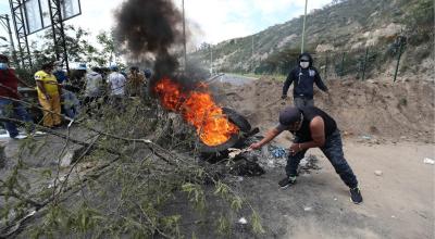 Manifestantes bloquean una vía al norte de Quito, durante las movilizaciones contra los precios de los combustibles, el 27 de octubre de 2021. 