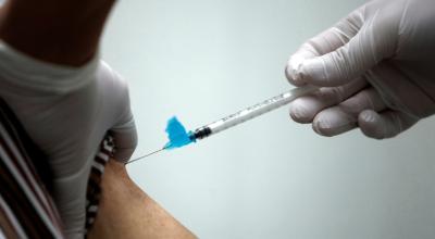 Un hombre recibe la vacuna contra Covid-19 desarrollada con ARNm.