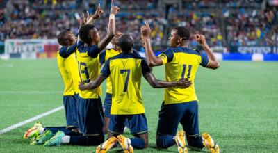 Los jugadores ecuatorianos festejan uno de los goles ante México, en Estados Unidos, el 27 de octubre de 2021.