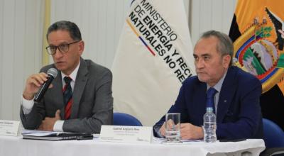 Juan Carlos Bermeo, ministro de Energía, y Gabriel Argüello, viceministro de Electricidad, en una rueda de prensa, el 28 de octubre de 2021.