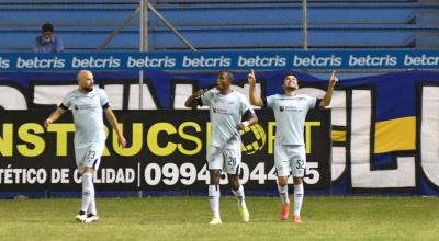 Los jugadores de Universidad Católica festejan un gol ante Delfín, en el estadio Jocay, el 29 de octubre de 2021.
