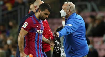 El delantero Sergio Agüero abandona el campo de juego el sábado 30 de octubre, en el Camp Nou.