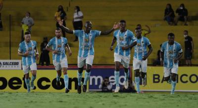 Los jugadores de 9 de Octubre festejan uno de los goles ante Barcelona, en Guayaquil, el 1 de noviembre de 2021.