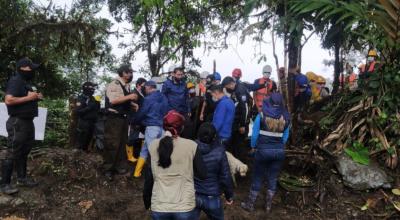 Un grupo antiminero protesta en contra de funcionarios públicos en Pacto (Pichincha), el 4 de noviembre de 2021.