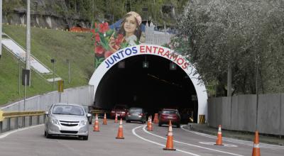 Autos circulan por el Túnel Guayasamín, en el norte de Quito, el 4 de noviembre de 2021.