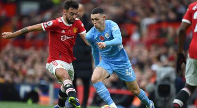 Bruno Fernandes, del Manchester United, disputando el balón ante Phil Foden, del City, en Old Trafford, el 6 de noviembre de 2021. 