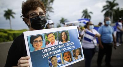 Decenas de nicaragüenses residentes en la capital protestan este domingo, en la cinta costera en Ciudad de Panamá, por las elecciones presidenciales en Nicaragua, y para exigir libertad para los presos políticos, elecciones libres y la renuncia del presidente Daniel Ortega, el 7 de noviembre de 2021.