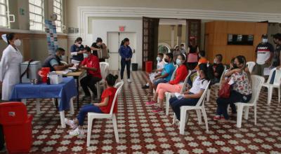 Niños esperan su turno para recibir la vacuna contra el Covid-19, el 18 de octubre de 2021 en Guayaquil.