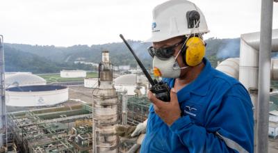 Un funcionario de Petroecuador durante sus actividades en la Refinería de Esmeraldas, en 2020.