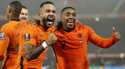 Memphis Depay y Steven Bergwijn, durante el partido de Países Bajos ante Noruega, en Róterdam, el 16 de noviembre de 2021. 