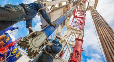 Dos trabajadores petroleros durante las actividades de perforación en el campo Sacha, a cargo de Petroecuador en Orellana, el 20 de octubre de 2021.