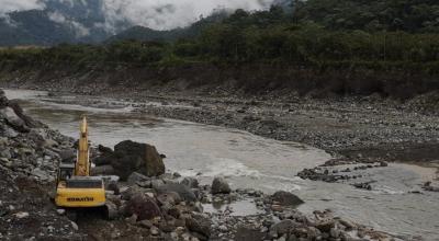 Una retroexcavadora de Celec realiza el retiro de sedimentos en el río Coca, en Napo, el 17 de noviembre de 2021.