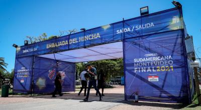 Personas en la Embajada del Hincha  en Montevideo, el jueves 18 de noviembre de 2021.