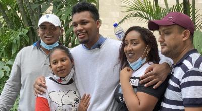 Carlos Mina sonríe y abraza a sus familiares a su arribo al aeropuerto de Guayaquil, el viernes 19 de noviembre de 2021.