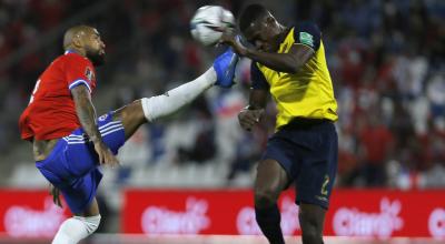 Arturo Vidal levanta la pierna contra Félix Torres, en un partido disputado en San Carlos de Apoquindo, el 16 de noviembre de 2021.