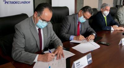 Juan Carlos Bermeo, ministro de Energía (c) firma el contrato con Duragas para que pueda usar las facilidades de Petroecuador. 
