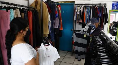 Una mujer vende ropa en un almacén en Quito, en abril de 2021. 