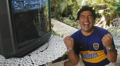 Diego Maradona, viendo a Boca Juniors desde La Habana, Cuba, el 5 de mayo de 2000.