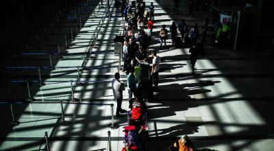 Pasajeros usan tapabocas para protegerse del coronavirus mientras transitan por el Aeropuerto Internacional de Ezeiza, en Buenos Aires (Argentina).