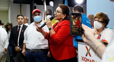 La candidata presidencial Xiomara Castro habla tras conocerse resultados parciales de las elecciones, el 28 de noviembre de 2021, en Tegucigalpa (Honduras).