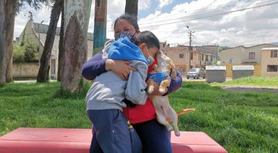 David y su abuela en un parque del sur de Quito, el 4 de diciembre de 2021.