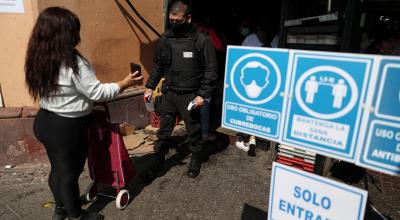 Un guardia de seguridad controla el ingreso de una persona en un mercado de Chile, el 1 de abril de 2021.