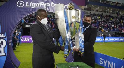 El trofeo que se llevará el campeón de la LigaPro 2021 y que fue exhibido en la primera final que se jugó el 5 de diciembre de 2021, en el estadio Banco Guayaquil.
