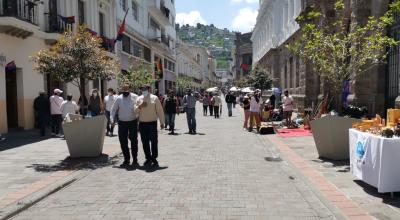 Personas caminan por el Centro Histórico de Quito, el 2 de diciembre de 2021.