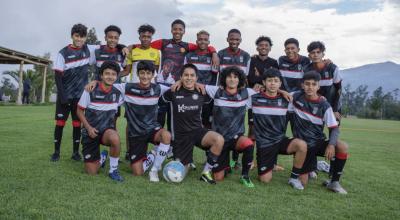 El equipo de Cuniburo FC, en el predio del club, en Puembo. 