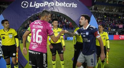 Cristian Pellerano, de Independiente, y Sebastián Rodríguez, de Emelec, saludan ants de la final de ida de la LigaPro 2021, en el Estadio Banco Guayaquil, el 5 de diciembre.