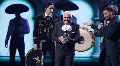 Ricky Martin entrega un premio a Vicente Fernández, durante los Grammy Latinos, el 14 de diciembre de 2019.