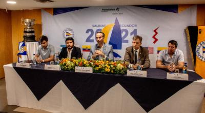 Autoridades del Yacht Club de Salinas presentando el Sudamericano de Vela Lightning, el 9 de diciembre de 2021.