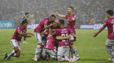 Los jugadores de Independiente del Valle festejan el gol de Richard Schunke en el estadio Capwell, en la final de vuelta, el domingo 12 de diciembre de 2021. 